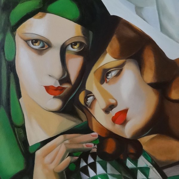 Obraz przedstawia dwie stylizowane kobiece postaci w bliskim, intymnym ujęciu, namalowane w stylu inspirowanym kubizmem i art déco. Kobieta po lewej stronie nosi zielony turban i zieloną suknię, spogląda intensywnie przed siebie, z lekkim uśmiechem na ustach. Jej twarz jest częściowo oświetlona, co uwypukla geometryczne kształty i kontrasty cieni. Kobieta po prawej stronie ma brązowe włosy i spoczywa głową na ramieniu pierwszej postaci, patrząc na nią z czułością. Jej wyraz twarzy jest spokojny, a usta pomalowane na czerwono. Obie postacie są ubrane w geometryczne wzory, głównie w odcieniach zieleni, czerni i bieli. Kompozycja obrazu emanuje bliskością, elegancją i emocjonalną głębią. W prawym dolnym rogu widnieją inicjały artystki: "M.S."