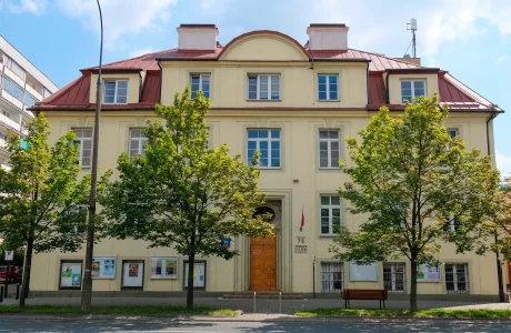 Główna siedziba Ośrodka Kultury Ochoty przy ul. Grójeckiej 75 w Warszawie – przedwojenny, czterokondygnacyjny budynek z czerwonym dachem