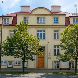 Główna siedziba Ośrodka Kultury Ochoty przy ul. Grójeckiej 75 w Warszawie – przedwojenny, czterokondygnacyjny budynek z czerwonym dachem