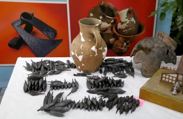 zdjęcie przedstawia gliniane przedmioty, które leżą na stole