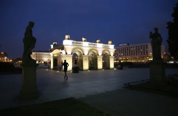 Na zdjęciu Grób Nieznanego Żołnierza w Warszawie. Zdjęcie wykonane po zmroku, grób jest oświetlnony.