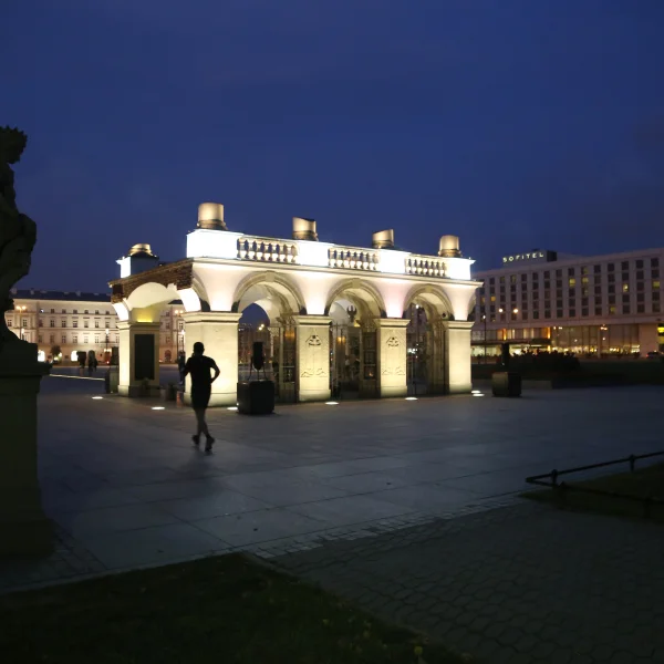 Na zdjęciu Grób Nieznanego Żołnierza w Warszawie. Zdjęcie wykonane po zmroku, grób jest oświetlnony.