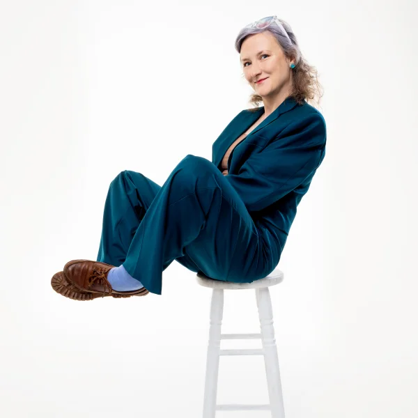 zdjęcie przedstawia kobietę siedzącą na krześle barowym