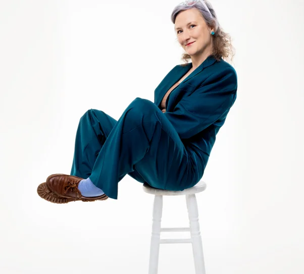 zdjęcie przedstawia kobietę siedzącą na krześle barowym