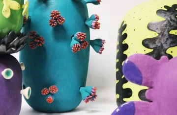 zdjęcie przedstawia urywki kolorowych prac ceramicznych