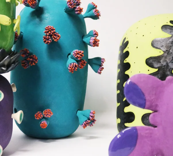 zdjęcie przedstawia urywki kolorowych prac ceramicznych