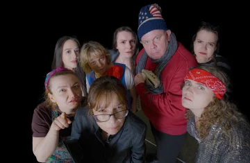 zdjęcie przedstawia grupę osób pozującą do zdjęcia. 7 kobiet i 1 mężczyzna.