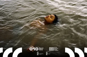 kard z filmu, osoba pływa w wodzie na plecach, widoczna nad taflą wody jest tylko głowa