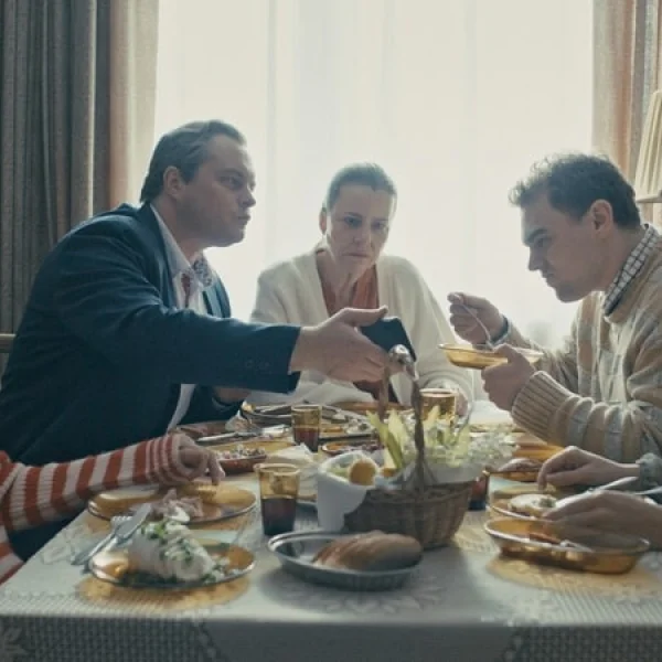 kard z filmu Dom dobry, ludzie siedzą przy stole i jedzą obiad