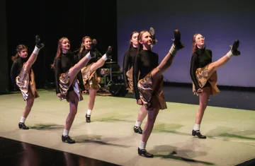 zdjęcie przedstawia tancerki tańca irlandzkiego,