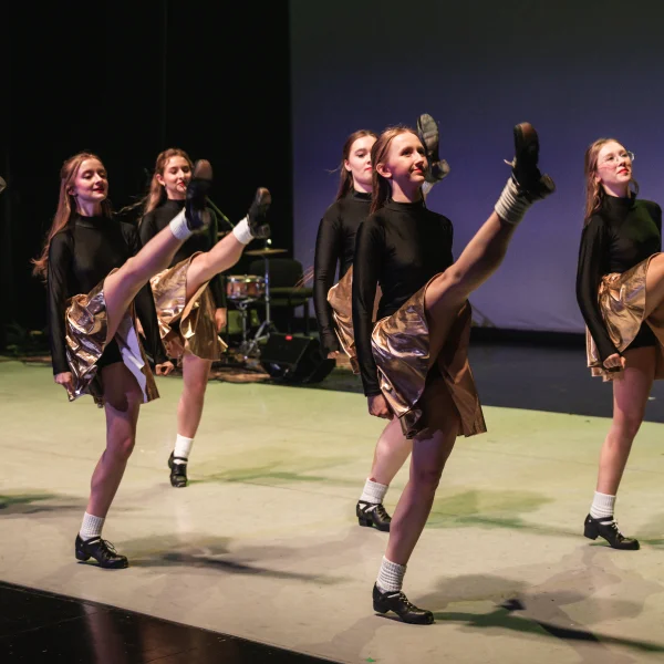 zdjęcie przedstawia tancerki tańca irlandzkiego,