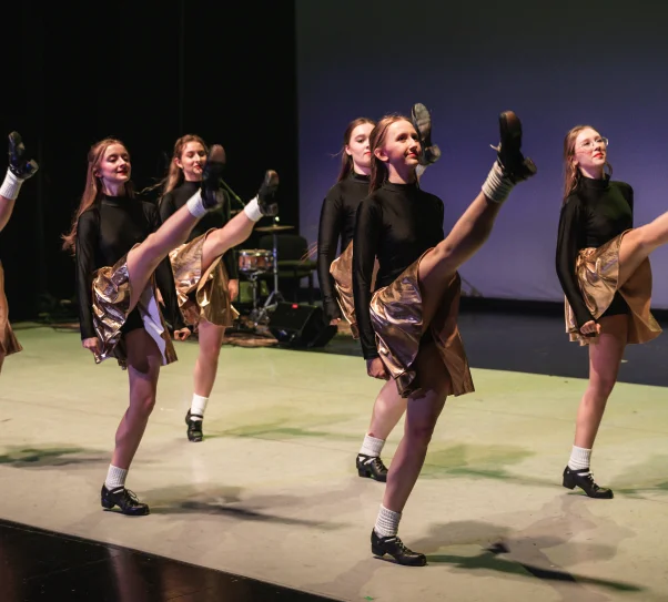 zdjęcie przedstawia tancerki tańca irlandzkiego,