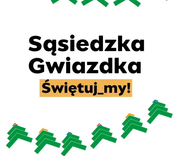 „Plakat wydarzenia ‘Sąsiedzka Gwiazdka’. Na górze i dole grafiki znajduje się rząd stylizowanych, zielonych choinek z kolorowymi czubkami. W centrum widnieje duży napis ‘Sąsiedzka Gwiazdka’, a pod nim hasło ‘Świętuj_my!’ na żółtym tle. Na dole umieszczono logotypy: herb Warszawy oraz logo Warszawy Sąsiedzkiej.”