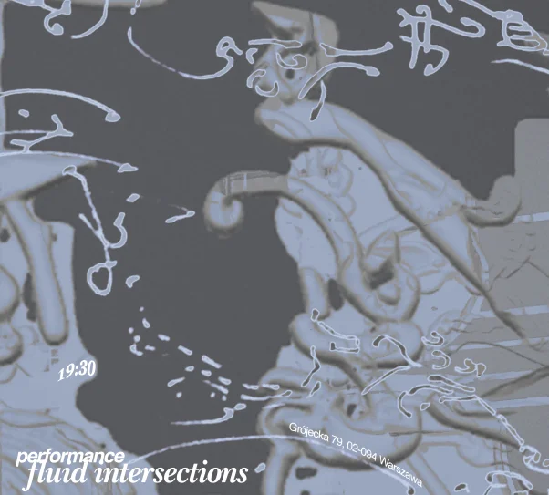 W tle widoczne są abstrakcyjne, płynne kształty przypominające falujące linie lub organiczne formy w odcieniach szarości i błękitu.