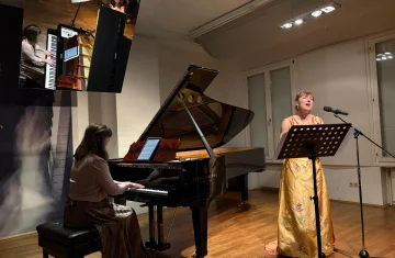 zdjęcie przedstawia artystki podczas występu