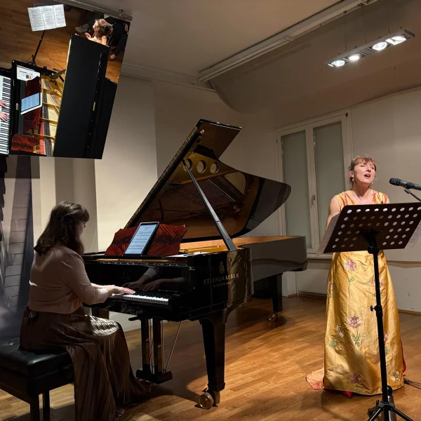 zdjęcie przedstawia artystki podczas występu