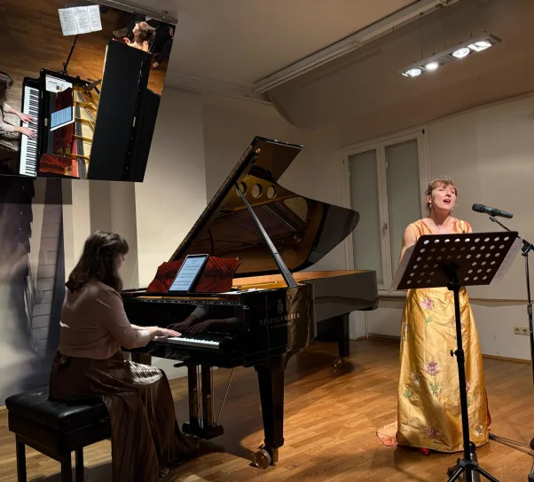 zdjęcie przedstawia artystki podczas występu