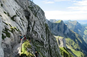 zdjęcie przedstawia góry w Szwajcarii