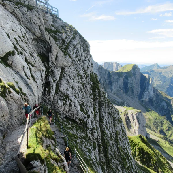 zdjęcie przedstawia góry w Szwajcarii