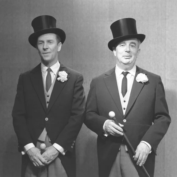 czarno białe zdjęcie przedstawia dwie postaci mężczyzn elegancko