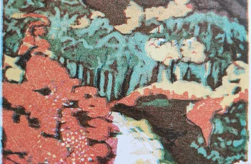 Abstrakcyjna grafika przedstawiająca krajobraz w intensywnych kolorach. Na pierwszym planie widać jasną, białą ścieżkę lub strumień prowadzący przez obszar czerwonych, roślinnych form. Po bokach znajdują się kontrastowe plamy zieleni, a w tle zarysowane są stylizowane drzewa w odcieniach turkusu i żółci. Całość ma malarski, teksturowany charakter i wygląda jak artystyczny, wielowarstwowy druk.