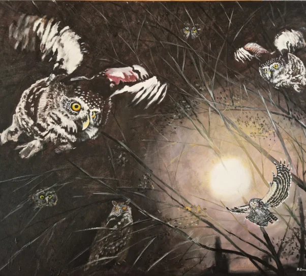 Obraz olejny przedstawiajacy sowy. W tle świeci księżyc. Na drzewach siedzą sowy. Największa jest sowa po lewej, ma ona rozpostarte skrzydła.