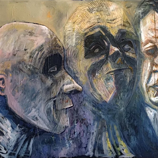 Malarski obraz przedstawiający trzy zbliżone do siebie ludzkie twarze w półprofilu. Twarze są stylizowane, o surowej, ekspresyjnej fakturze, utrzymane w stonowanej kolorystyce szarości, błękitów i beżu.