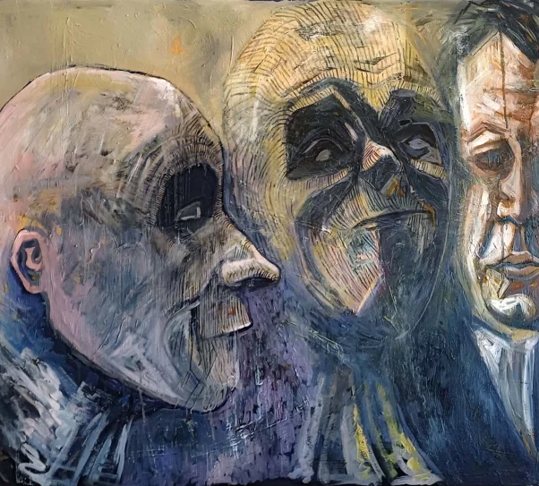 Malarski obraz przedstawiający trzy zbliżone do siebie ludzkie twarze w półprofilu. Twarze są stylizowane, o surowej, ekspresyjnej fakturze, utrzymane w stonowanej kolorystyce szarości, błękitów i beżu.
