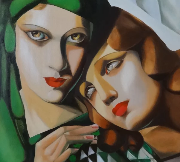 Obraz przedstawia dwie stylizowane kobiece postaci w bliskim, intymnym ujęciu, namalowane w stylu inspirowanym kubizmem i art déco. Kobieta po lewej stronie nosi zielony turban i zieloną suknię, spogląda intensywnie przed siebie, z lekkim uśmiechem na ustach. Jej twarz jest częściowo oświetlona, co uwypukla geometryczne kształty i kontrasty cieni. Kobieta po prawej stronie ma brązowe włosy i spoczywa głową na ramieniu pierwszej postaci, patrząc na nią z czułością. Jej wyraz twarzy jest spokojny, a usta pomalowane na czerwono. Obie postacie są ubrane w geometryczne wzory, głównie w odcieniach zieleni, czerni i bieli. Kompozycja obrazu emanuje bliskością, elegancją i emocjonalną głębią. W prawym dolnym rogu widnieją inicjały artystki: "M.S."