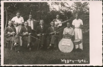 zdjęcie przedstawia orkiestę z 1942r,