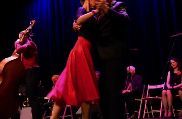 zdjęcie przedstawia parę tańczocą tango