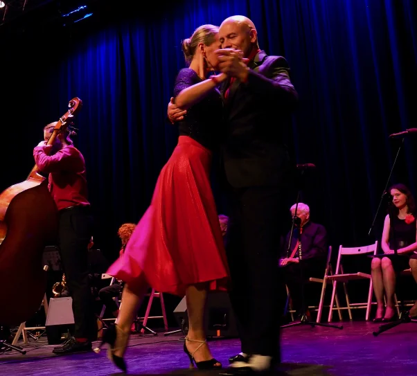 zdjęcie przedstawia parę tańczocą tango