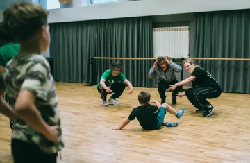 zdjęcie przedstawia tancerzy breakdance