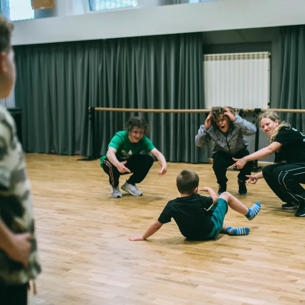 zdjęcie przedstawia tancerzy breakdance