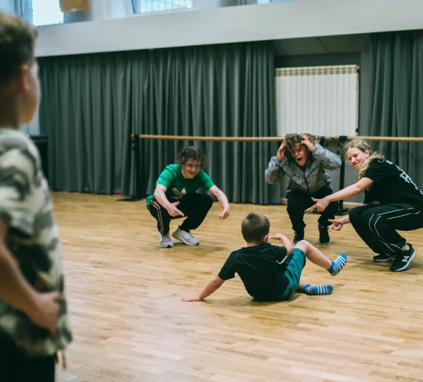 zdjęcie przedstawia tancerzy breakdance