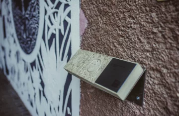 Na zdjęciu tyflografika przedstawiająca sgraffito, które zostało wykonane w ramamach projektu Sztuka za rogiem w Akademii Pedagogiki Specjalnej w Warszawie. Sgrafiito autorstwa jaremy drOGOWSKIEGO I rADOSŁAWA pREDYGIERA