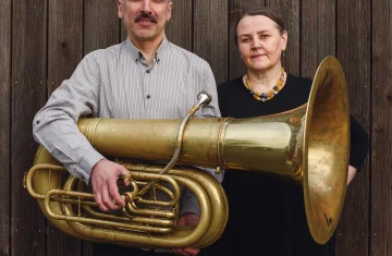 zdjęcie przedstawia dwie osoby - kobietę i mężczyznę, w rękach trzymają ogromny instrument