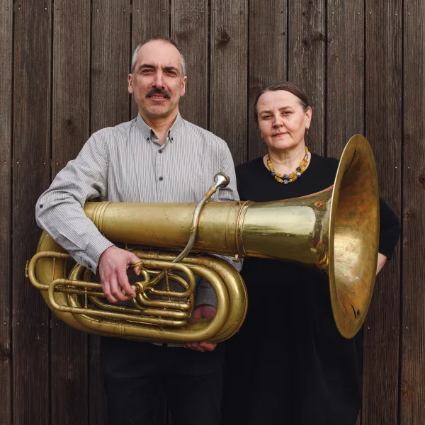 zdjęcie przedstawia dwie osoby - kobietę i mężczyznę, w rękach trzymają ogromny instrument