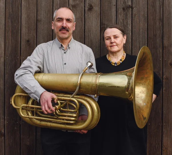 zdjęcie przedstawia dwie osoby - kobietę i mężczyznę, w rękach trzymają ogromny instrument