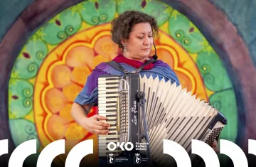 zdjęcie przedstawia kobietę - wokalistkę, na kolorowym tle