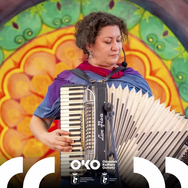 zdjęcie przedstawia kobietę - wokalistkę, na kolorowym tle