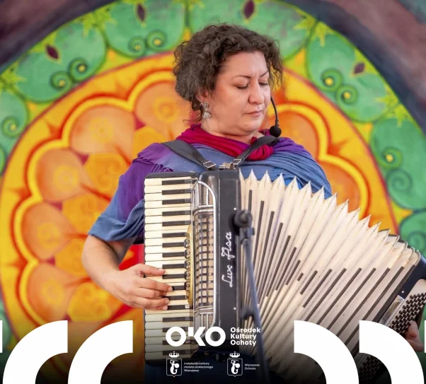 zdjęcie przedstawia kobietę - wokalistkę, na kolorowym tle