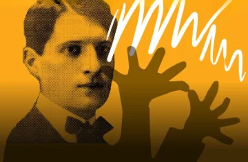 Stara fotografia przedstawiająca chłopca w muszcze. Zdjęcie jest wycięte i dodane jest do niego pomarańczowe tło. Chłopiec ma dorysowane ręce, które są oparte na nosie w figlarnym geście.