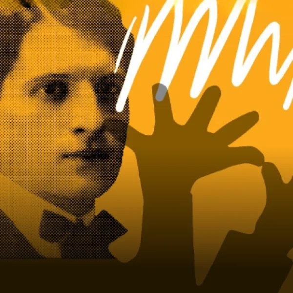 Stara fotografia przedstawiająca chłopca w muszcze. Zdjęcie jest wycięte i dodane jest do niego pomarańczowe tło. Chłopiec ma dorysowane ręce, które są oparte na nosie w figlarnym geście.