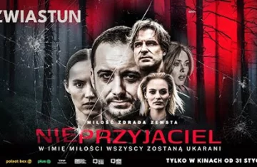 Zdjęcie przedstawia plakat filmu, na którym widać twarze aktorów występujących na tle lasu w kolorze szaro-czerwonym