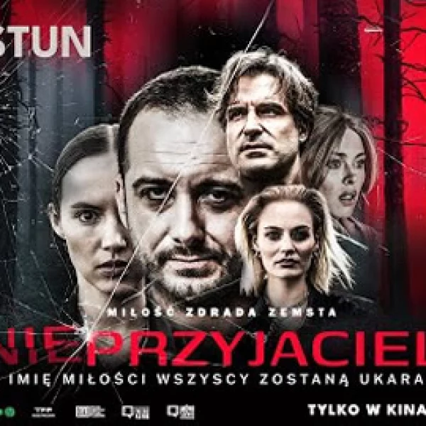 Zdjęcie przedstawia plakat filmu, na którym widać twarze aktorów występujących na tle lasu w kolorze szaro-czerwonym