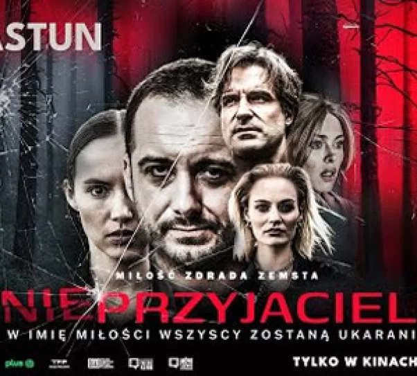 Zdjęcie przedstawia plakat filmu, na którym widać twarze aktorów występujących na tle lasu w kolorze szaro-czerwonym