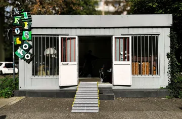 zdjęcie przedstawia szary kiosk z napisem zielone oko