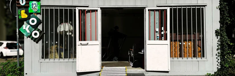 zdjęcie przedstawia szary kiosk z napisem zielone oko