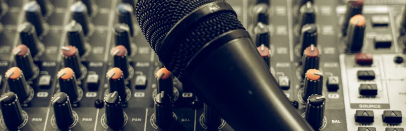 zdjęcie przedstawia kadr konsoli wraz z mikrofonem